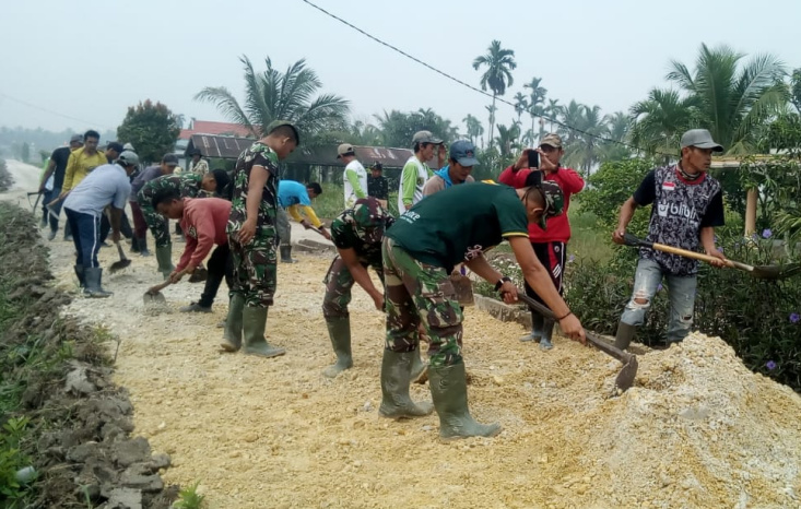 Penimbunan Jalan Sirtu Berlangsung bersama Masyarakat