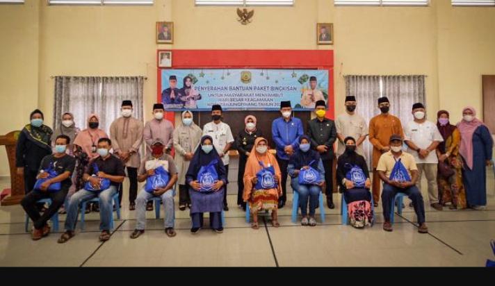 Jelang Idul Fitri, Walikota Tanjungpinang Serahkan Paket Sembako ke Masyarakat