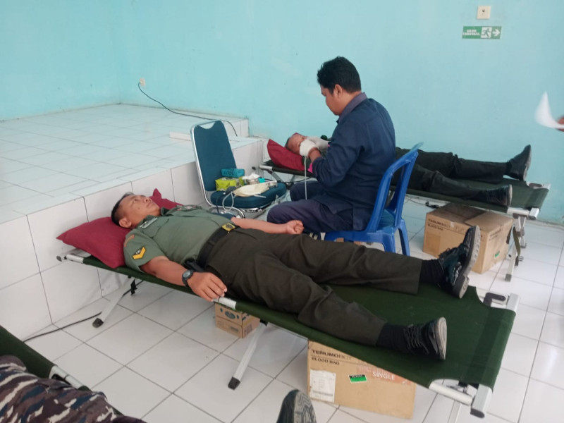Anggota Kodim 0320/Dumai Ikuti Donor Darah dalam Peringatan Hari Bakti TNI AU