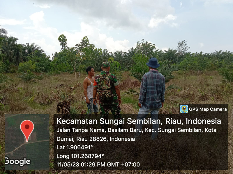 Babinsa Sertu Jainal Arifin Laksanakan Patroli dan Sosialisasi Cegah Karhutla