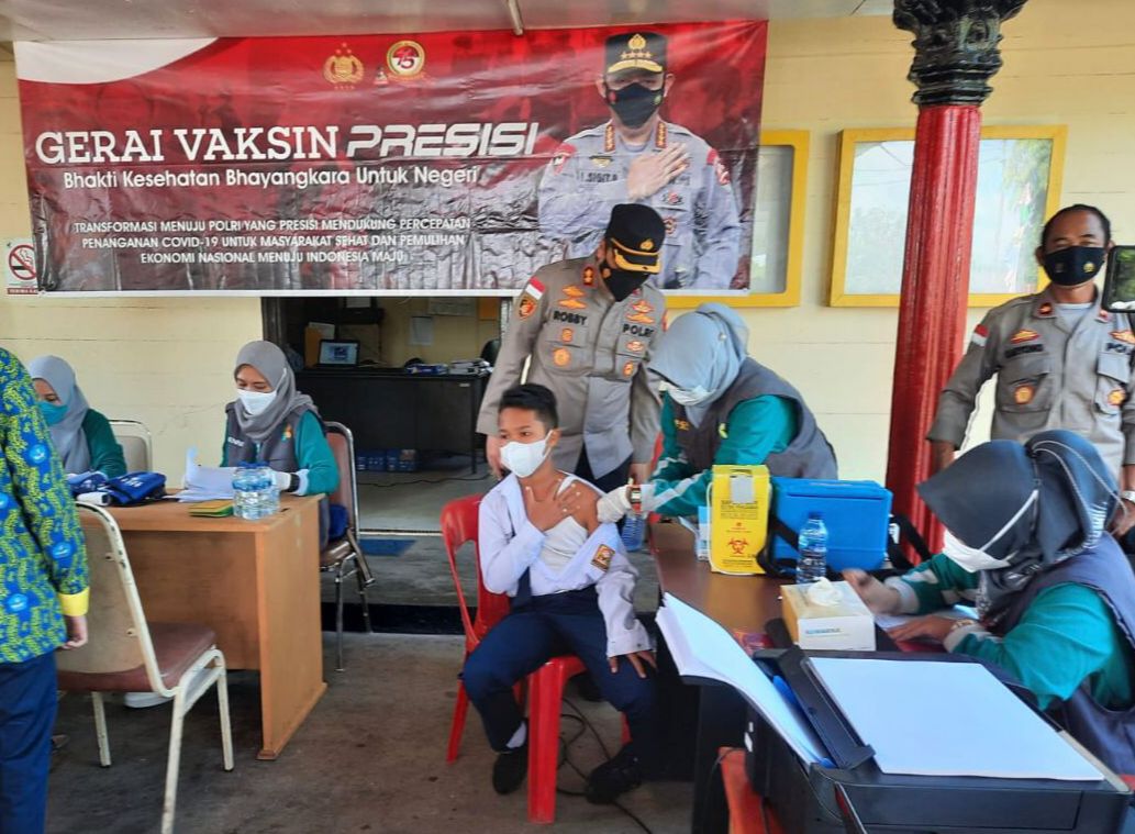 Kapolres Lingga Tinjau Gerai Vaksin Presisi di Polsek Dabo Singkep