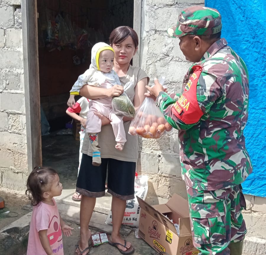 Sertu Sareh Menyerahkan Bantuan Untuk Mencegah Stunting