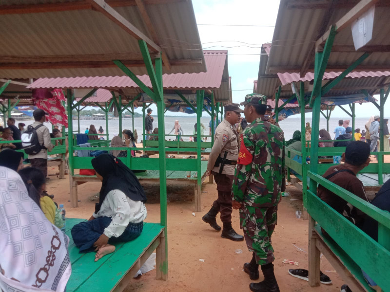 Anggota Pos Ramil 02/MK Giatkan Pengamanan di Pantai Koneng