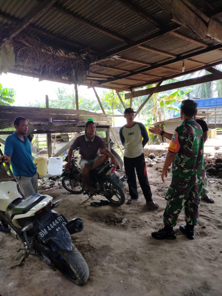 Antisipasi Kejahatan di Wilayahnya, Serda Iwan Sahputra Laksanakan Komsos