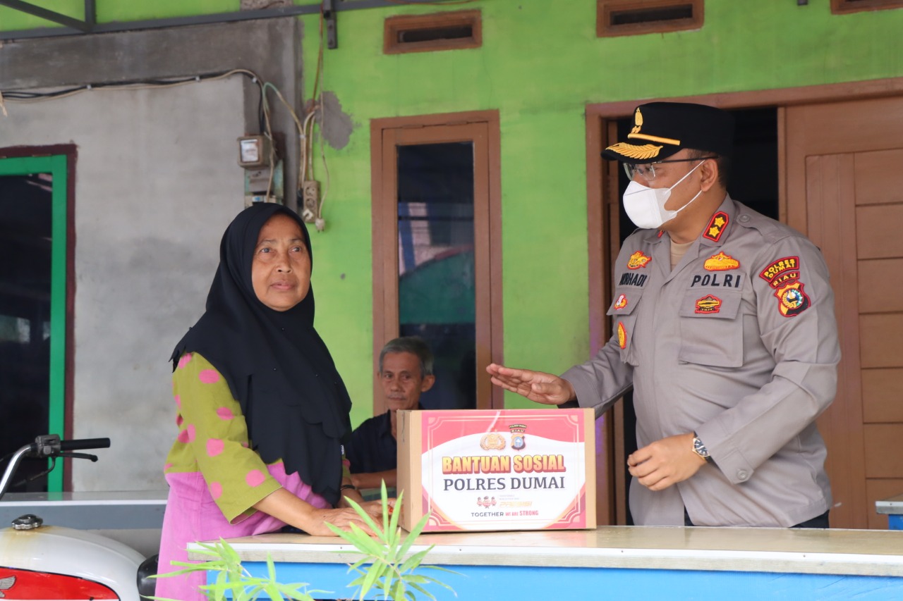 Polres Dumai Bantu Masyarakat Yang Terdampak Banjir Rob