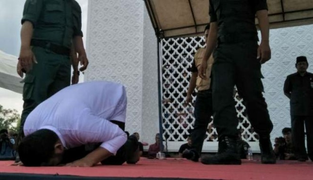 Germo PSK Online Sujud Syukur usai Dicambuk di Aceh