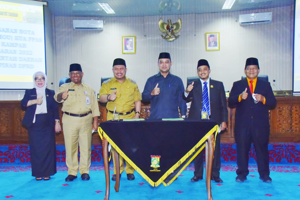 Ketua DPRD Kampar bersama Bupati Kampar Tandatangani MoU KUA PPAS APBD Kampar 2022