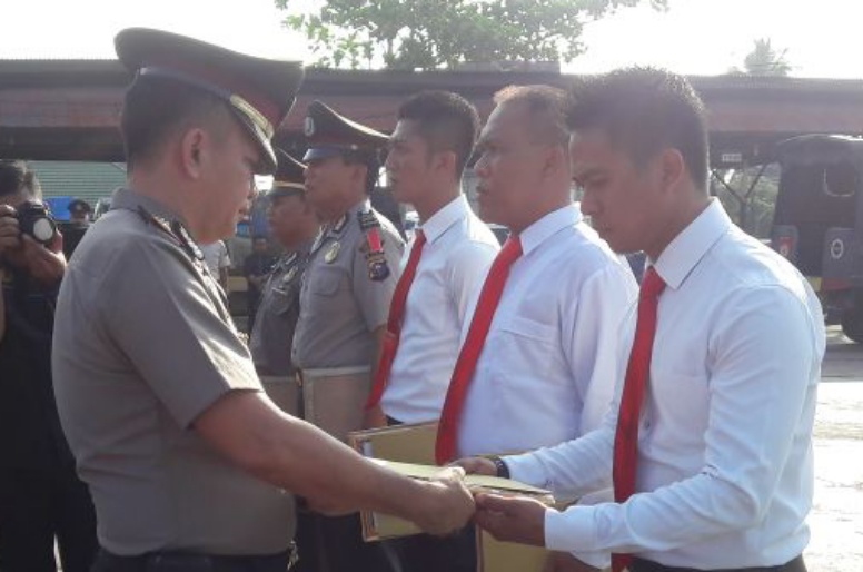 Kapolres Inhil Berikan Penghargaan pada 10 Personil Polri dan 2 Personil TNI
