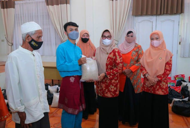 Dharma Wanita Kabupaten Siak, Salurkan 75 Paket Sembako ke ASN dan Honorer