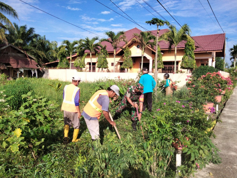 Sertu Sugianto Bersama Masyarakat Melaksanakan Giat Gotong Royong