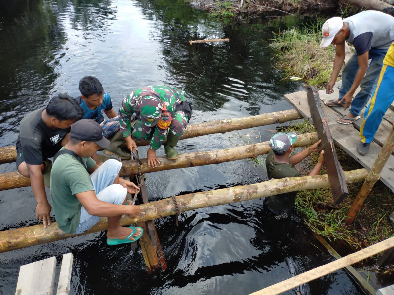 Perbaikan Jembatan Untuk Akses Masyarakat Dilaksanakan Secara Gotong Royong Dengan Babinsa
