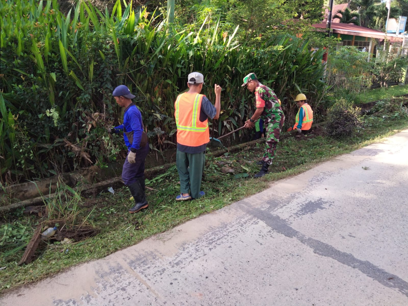 Giat Bersama Masyarakat, Babinsa Bersihkan Selokan
