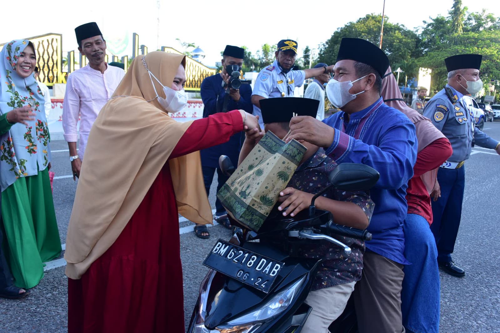 Bupati Bengkalis dan Dekranasda Bagikan 100 Takjil Kepada Masyarakat