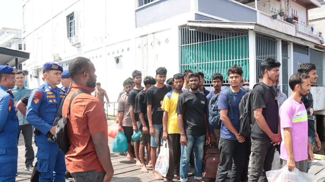 Pol Airud Kep Meranti Kawal Pemindahan 20 WNA Asal Bangladesh Ke Rudenim Pekanbaru