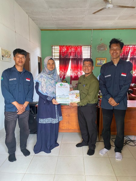 Mahasiswa Universitas Dumai Laksanakan PKM di MTs Swasta Al-Mujahidin Bukit Krikil
