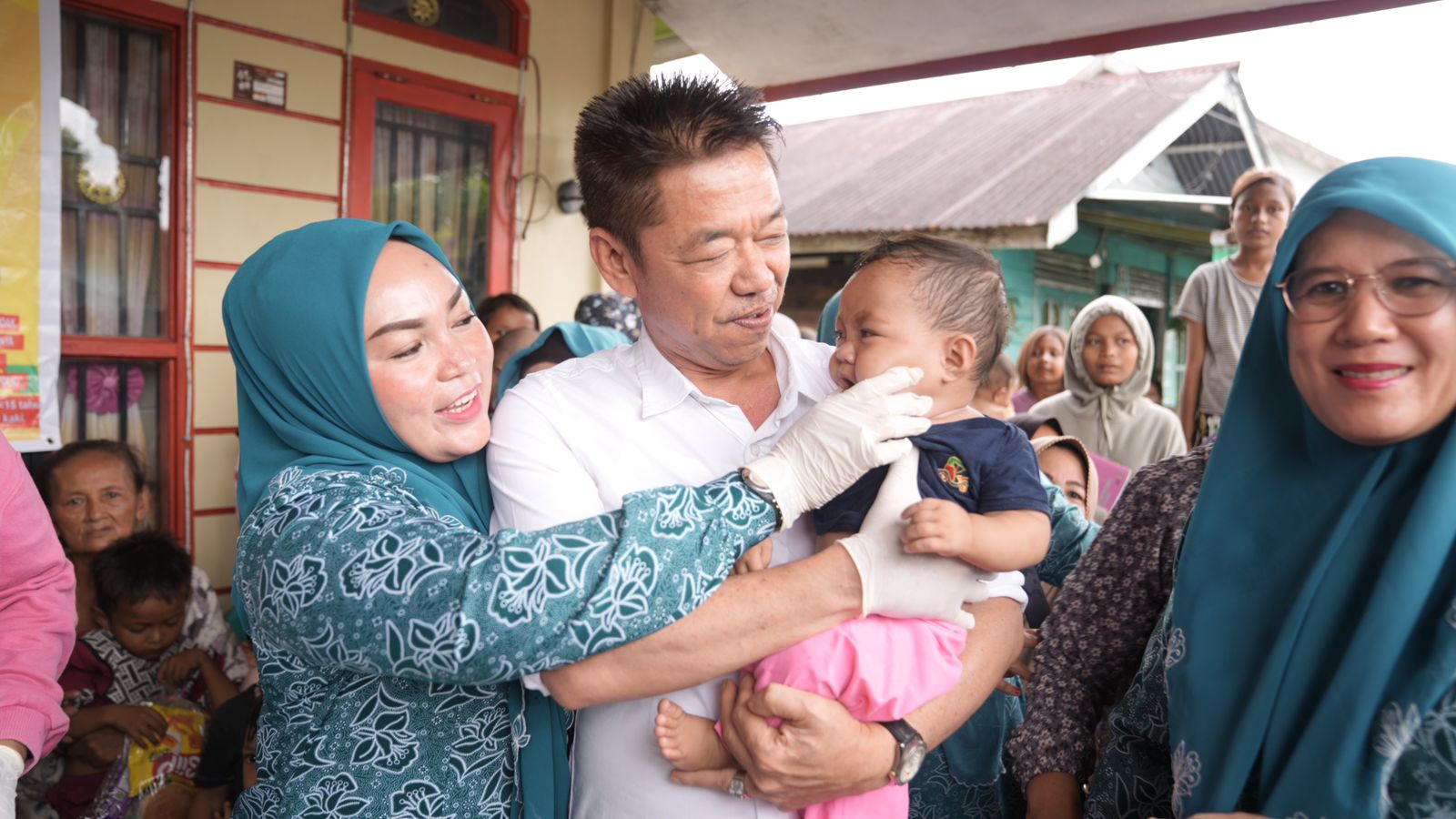 Pastikan Berjalan Maksimal, Bupati Rohil Tinjau Pemberian Imunisasi Polio Kepada Anak