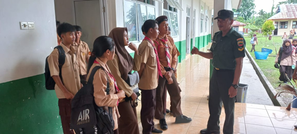 Sertu C Saragi Berikan Edukasi Kepada Pelajar Terkait Nilai-nilai Pancasila