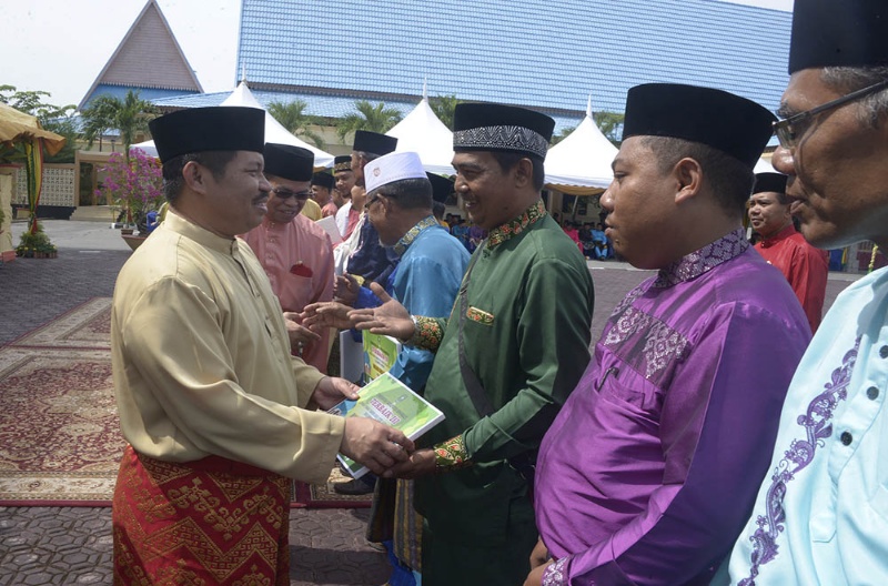 Serahkan Hadiah Pemenang Festival Lampu Colok dan Pawai Takbir 1438 H, Ini Harap Bupati