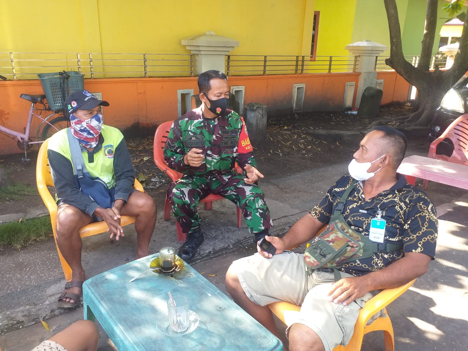 Ngopi Bareng, Sertu Sugianto Laksanakan Komsos