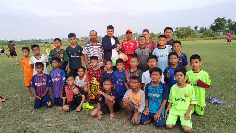 Hanafi Kunjungi warga dan klub sepakbola di Teluk Binjai