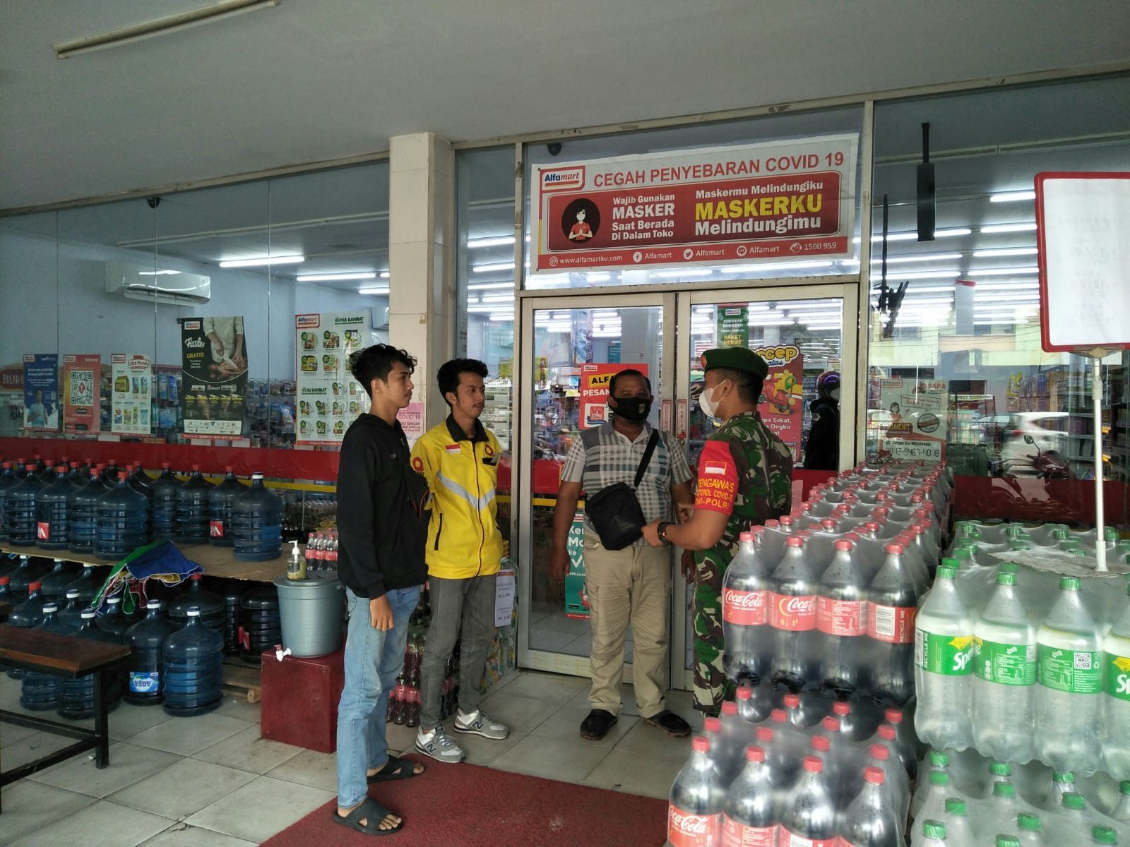 Di Jalan Sultan Syarif Kasim, Serda Boby Rahman Sosialisasi Pencegahan Covid-19