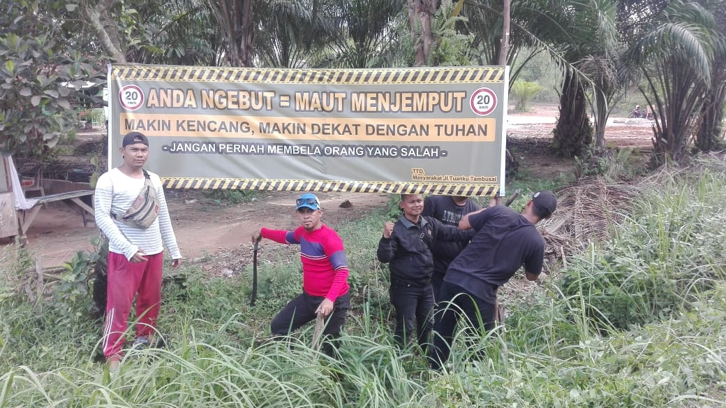 Masyarakat Bukit Timah dan Ormas Pemuda Pasang Spanduk Himbauan