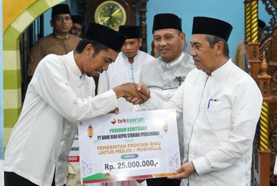 Safari Ramadhan di Tuah Karya, Gubernur Syamsuar Serahkan Bantuan untuk Masyarakat