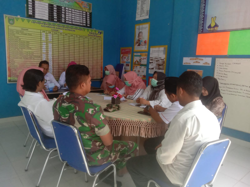 Giat Komsos Sertu Afnal dan Aparat Kelurahan