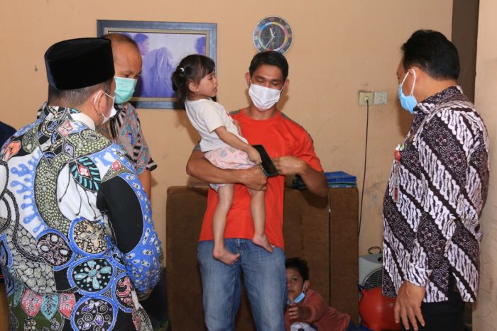 Pemprov Riau Salurkan Uang Duka ke Keluarga Pegawai Yang Meninggal Karena Covid19