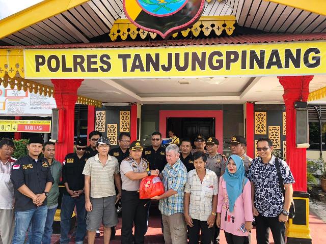 Jelang Imlek, Polres Tanjung Pinang dan Perhimpunan Melayu Raya Serahkan Bantuan Sembako