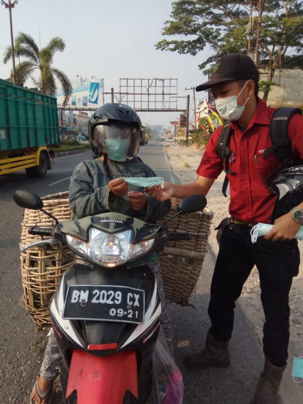 Asian Agri Grup Bagi-bagi Masker Upaya Bantu Warga Masyarakat Pelalawan dari Bahaya Asap