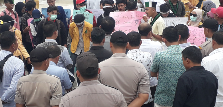 Demonstran Sampaikan 3 Poin Tuntutan di DPRD Inhil