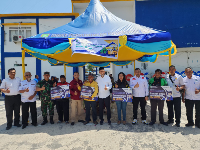 Walikota Dumai Serahkan Bansos Dampak Inflasi Kenaikan Harga BBM