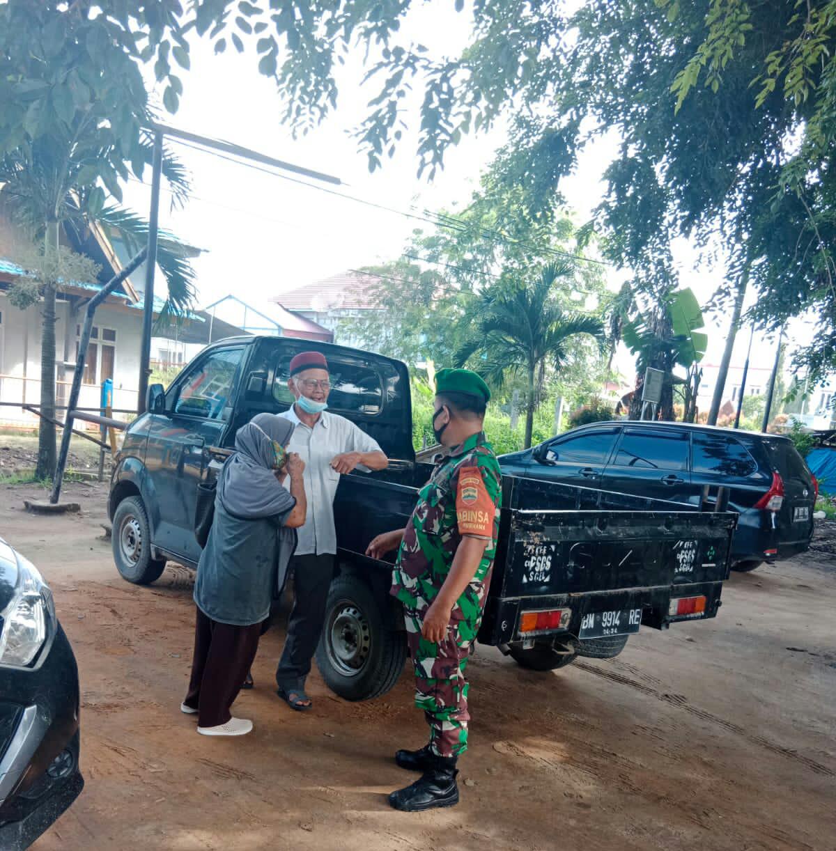 Sertu Mahyudin Sosialisasi Pencegahan Covid-19 di Jalan Umum