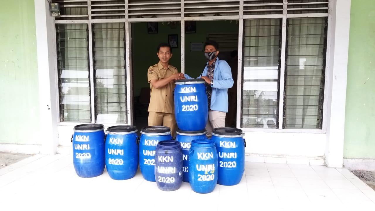 Peduli Kebersihan Lingkungan, Tim Kukerta UNRI Bagikan Tong Sampah di Fasilitas Umum Desa Kualu
