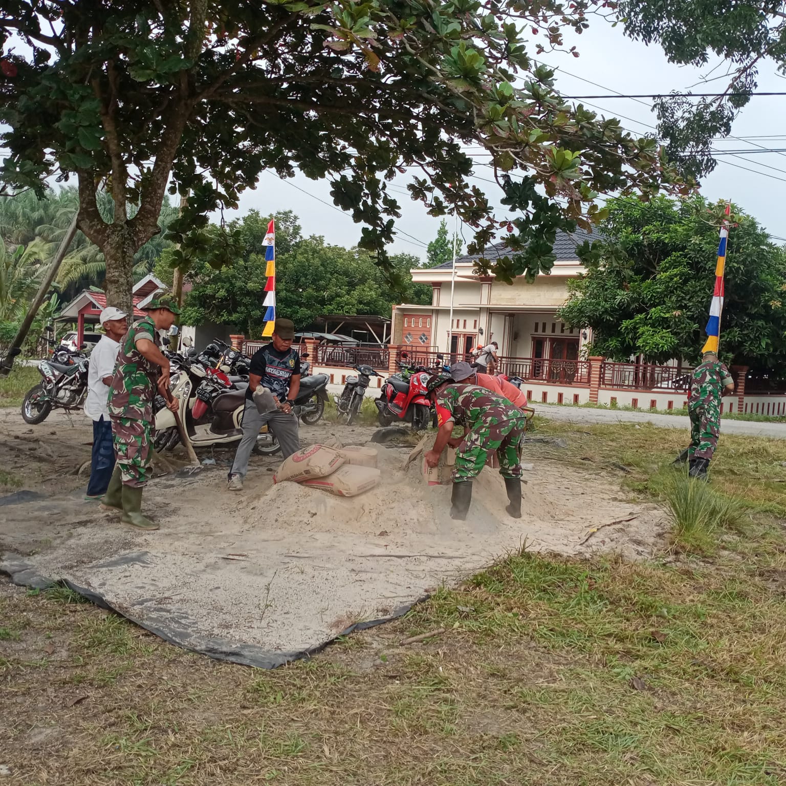 Batuud Koramil 02 Bersama Babinsa dan Masyarakat Lakukan Giat Gotong Royong