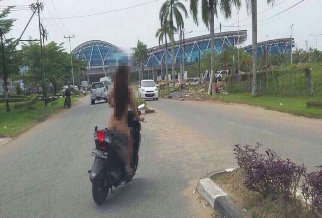 Ada-ada Saja, Wanita Ini Nekat Berkendara Tanpa Busana di Bandara