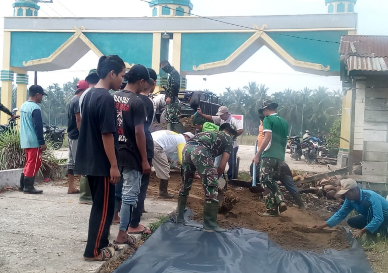 Penimbunan Jalan Sirtu di Desa Sanglar Terus Digesa Untuk percepatan Persentase Pekerjaan TMMD ke-10