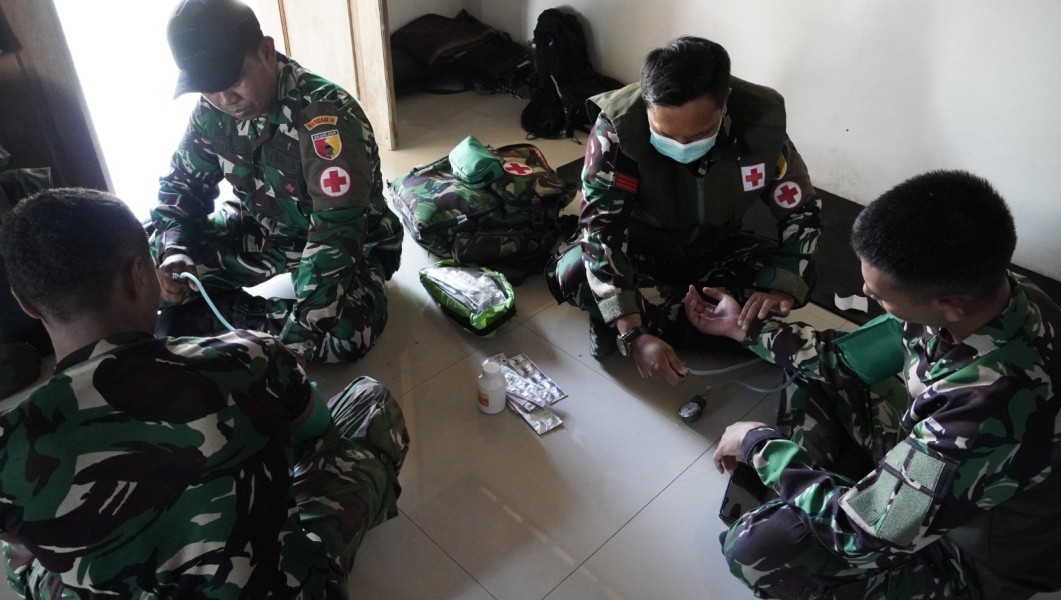 Menjaga ''Napas'' Pembangunan: Cerita Kemanusiaan dan Kesigapan Tim Kesehatan Satgas TMMD 129 Bojonegoro