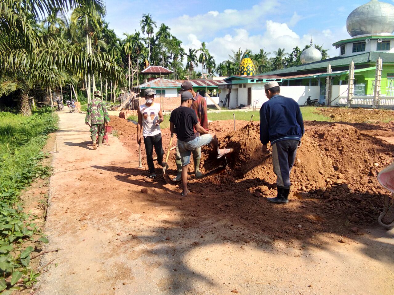 Bersama Masyarakat, Satgas TMMD Ke-101 Kodim 0314/Inhil Gesa Perbaikan Ruas Jalan di Desa Pasar Kemb
