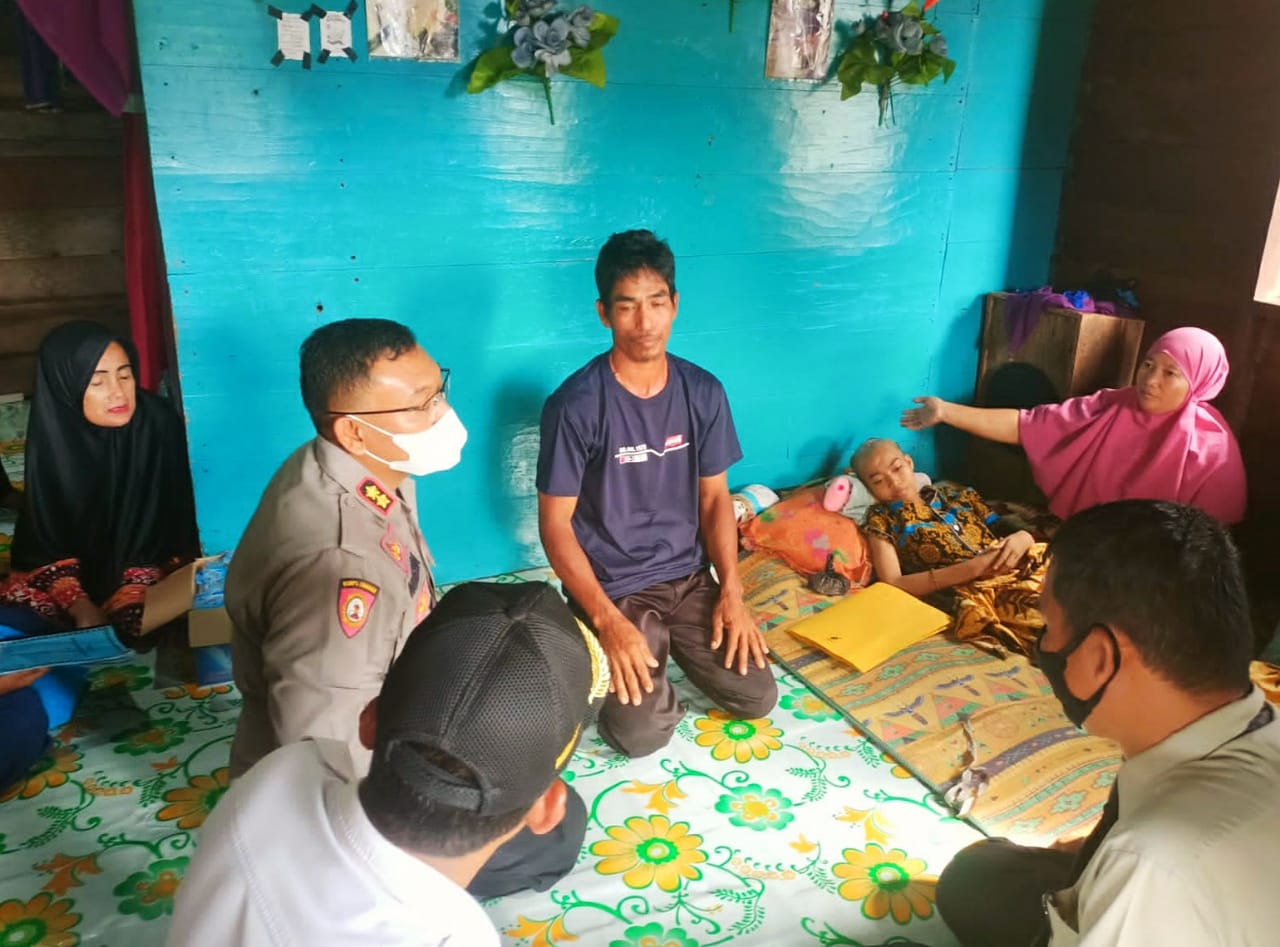 Kapolsek Bangko Dampingi Kapolres Rohil Kunjungi Anak Penderita Infeksi Kepala