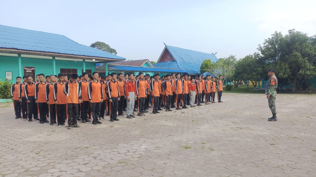 Babinsa Bukit Kapur Latih Siswa SMKN 3 Dumai Tentang Kedisiplinan