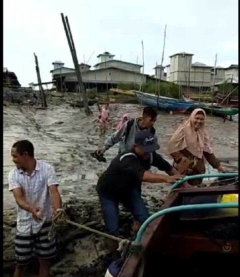 Sungai Kampar Surut, Speedboat Tak Bisa Merapat, Penumpang Berlumpur