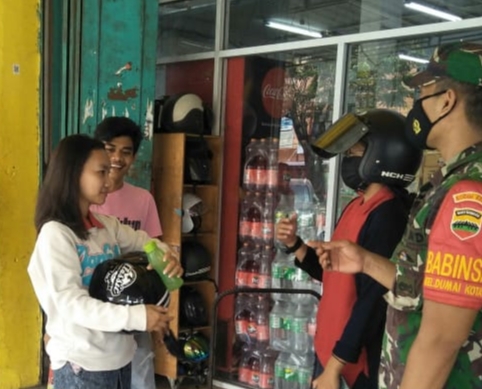 Babinsa Kelurahan Dumai Kota, Serda Boby Rahman Sosialisasi Pencegahan Covid-19 di Pusat Pertokoan