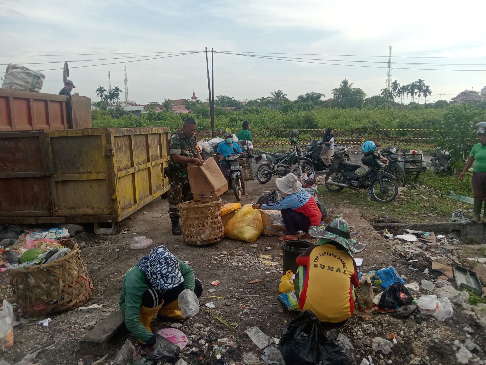 Serka Suandi Bantu Pemulung Mengumpulkan Sampah