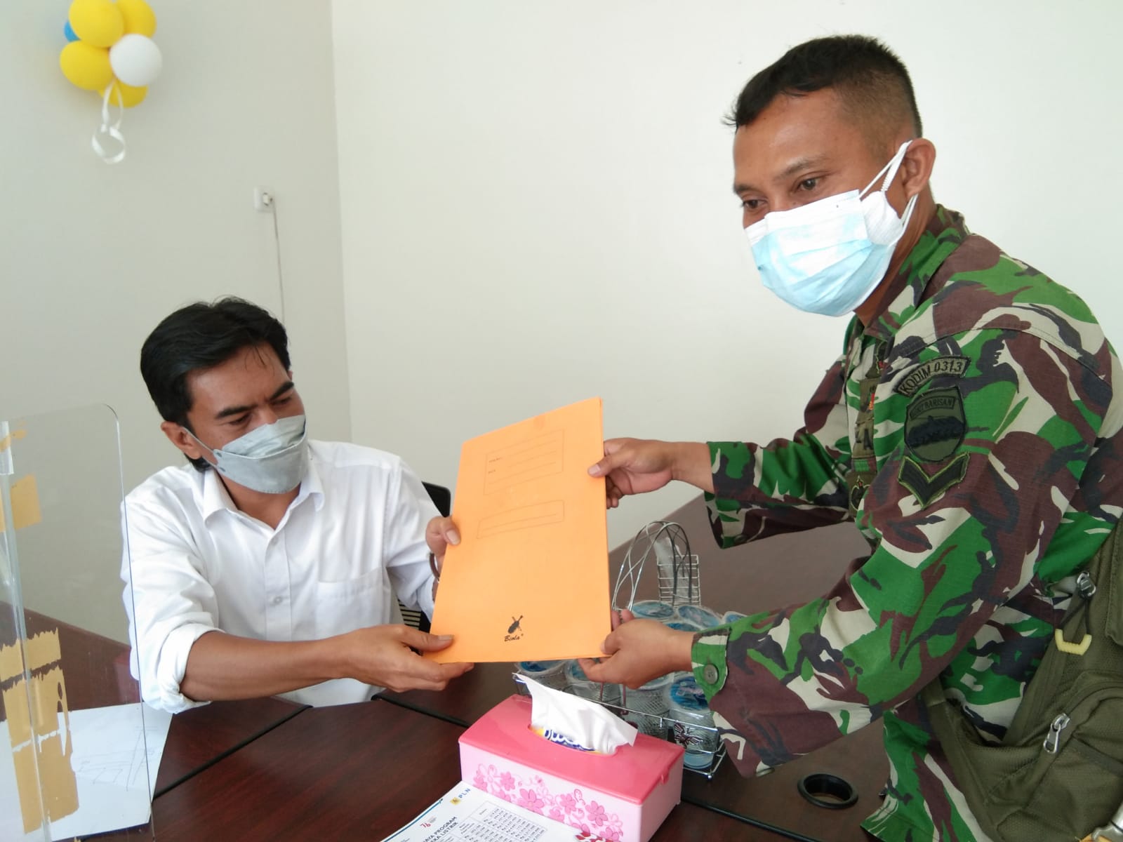 Sampaikan Keluhan Warga, Serda Dedy  Datangi Kantor PLN