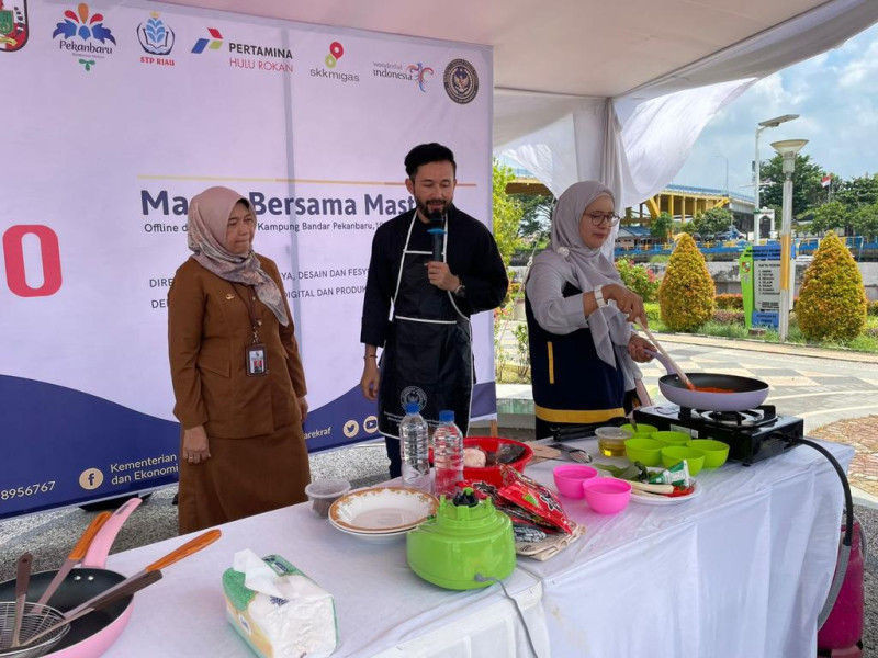Aksi Chef Norman Ajari Ibu-Ibu Pekanbaru Masak Ramen Patin Asam Pedas