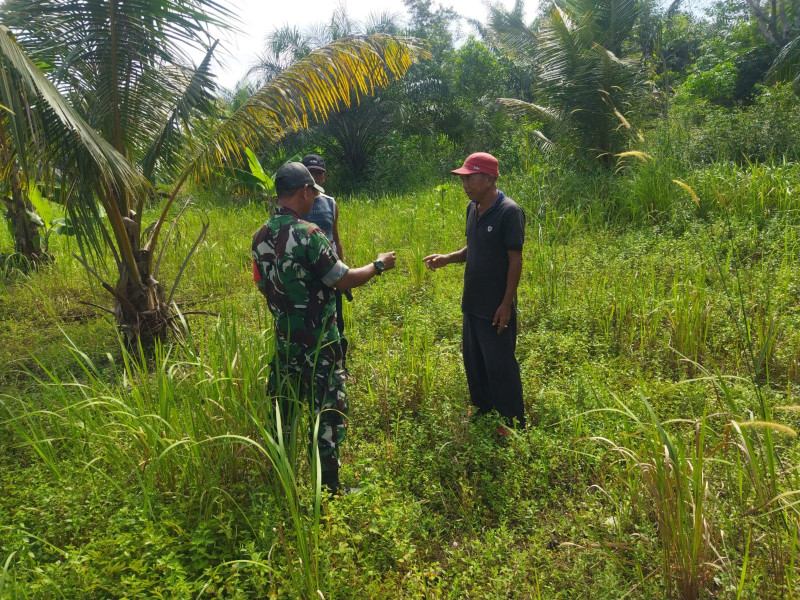 Sertu Abu Kosim Berkeliling Wilayah Binaannya dan Sampaikan Bahaya Karhutla
