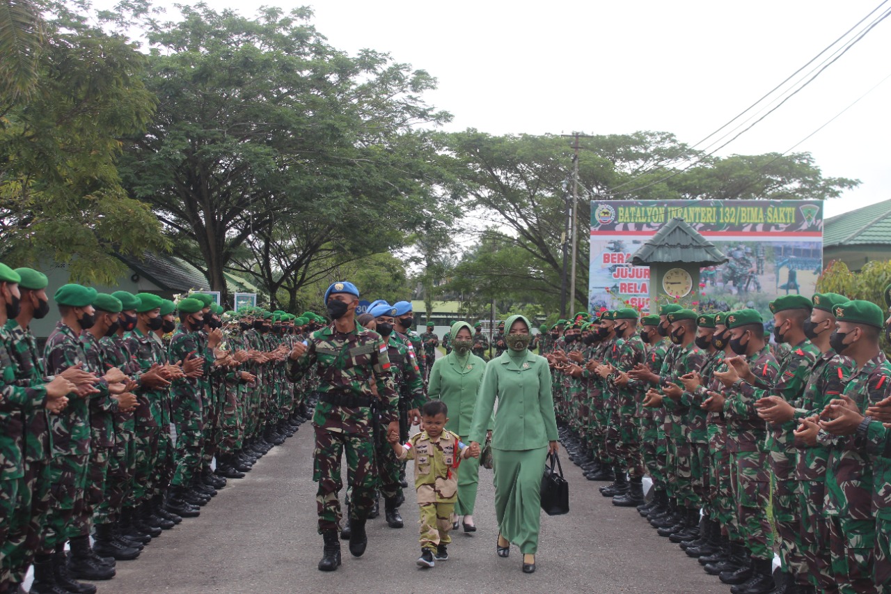 Komandan Batalyon Infanteri 132/Bima Sakti Berangkatkan Lima Orang Prajurit Yonif 132/BS