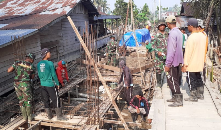 Semangat dan Kekompakan warga serta Satgas TMMD ke-106 Pasang Mal Tiang dan Lantai Balok Air